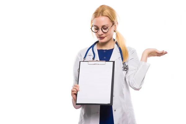 Νεαρή Γυναίκα Γιατρό Κρατώντας Πρόχειρο Κενό Χαρτί Που Απομονώνονται Λευκό — Φωτογραφία Αρχείου