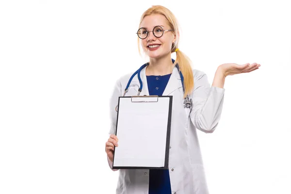 Unga Kvinnliga Läkare Håller Urklipp Med Blankt Papper — Stockfoto