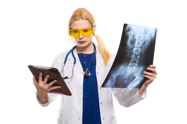 Junge Ärztin Hält Tablet Und Röntgengerät Der Hand — Stockfoto