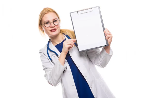 Jovem Médica Feliz Segurando Prancheta Com Papel Branco — Fotografia de Stock