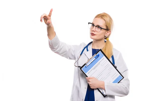 Jovem Médica Segurando Prancheta Apontando Com Dedo — Fotografia de Stock