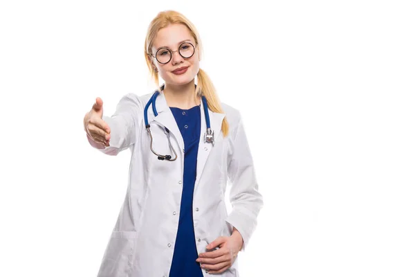 Νεαρή Γυναίκα Γιατρό Χαιρετισμό Απομονωθεί Λευκό Φόντο — Φωτογραφία Αρχείου