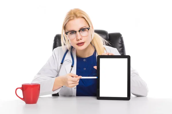 Młoda Lekarka Trzymając Cyfrowego Tabletu Pusty Ekran — Zdjęcie stockowe