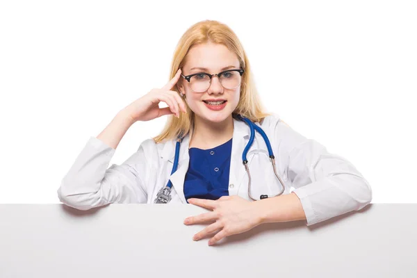 Jovem Médica Com Cartaz Branco Isolado Fundo Branco — Fotografia de Stock