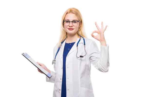 Jovem Médico Segurando Prancheta Mostrando Gesto — Fotografia de Stock