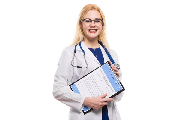 Jovem Sorridente Feminino Médico Segurando Prancheta Isolada Branco — Fotografia de Stock