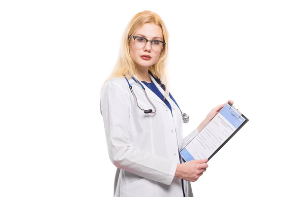 Jovem Médico Segurando Prancheta Olhando Para Câmera Isolada Branco — Fotografia de Stock