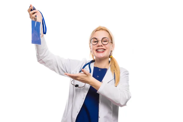 Jovem Médica Excitada Com Crachá Isolado Fundo Branco — Fotografia de Stock