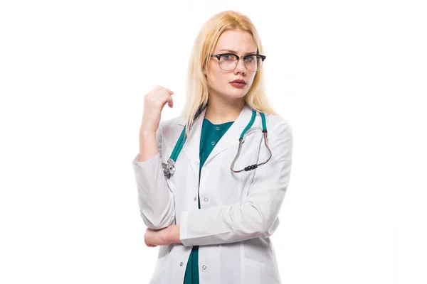 Jovem Médico Feminino Confiante Olhando Para Câmera Isolada Fundo Branco — Fotografia de Stock