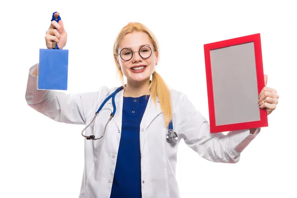 Junge Ärztin Mit Leerem Rahmen Und Abzeichen Isoliert Auf Weißem — Stockfoto