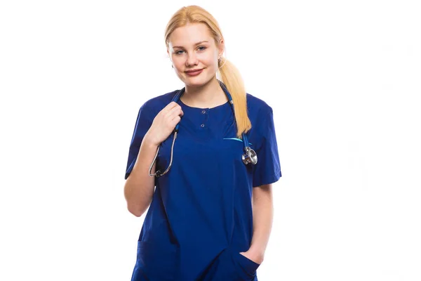 年轻女性外科医生微笑着在白色的相机隔离 — 图库照片