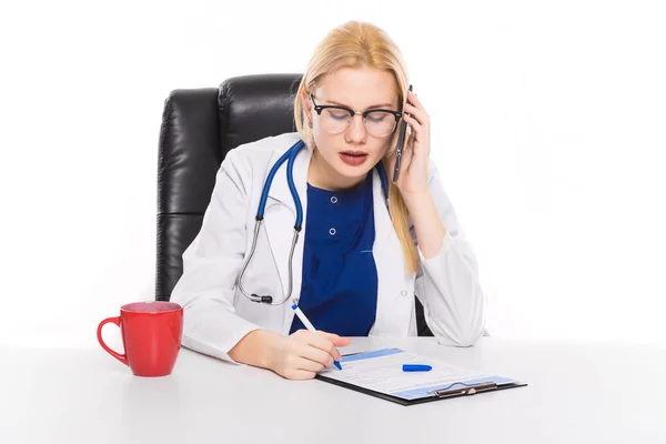 Jovem Médica Fazendo Anotações Área Transferência Falando Smartphone — Fotografia de Stock