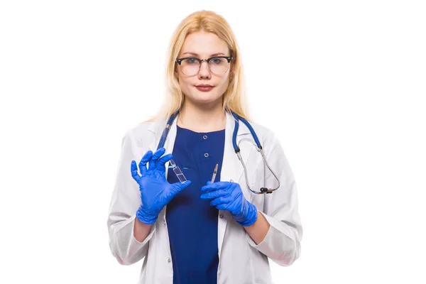 Jovem Médica Segurando Ampola Com Seringa — Fotografia de Stock