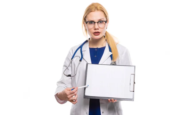 Jovem Médica Segurando Caneta Prancheta Com Papel Branco — Fotografia de Stock