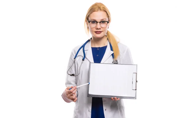 Jovem Médica Segurando Caneta Prancheta Com Papel Branco — Fotografia de Stock