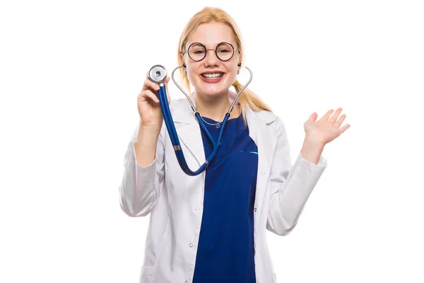 Doctora Joven Excitada Con Estetoscopio Aislado Sobre Fondo Blanco — Foto de Stock