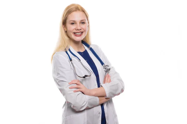 Jeune Médecin Confiante Avec Stéthoscope Debout Avec Les Bras Croisés — Photo