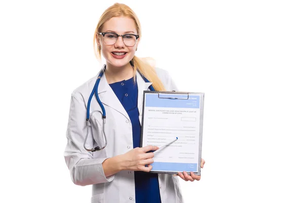 Jovem Médica Mostrando Prancheta Isolada Branco — Fotografia de Stock