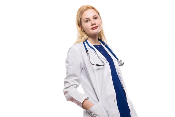 Jovem Médico Confiante Com Mãos Nos Bolsos Olhando Para Câmera — Fotografia de Stock