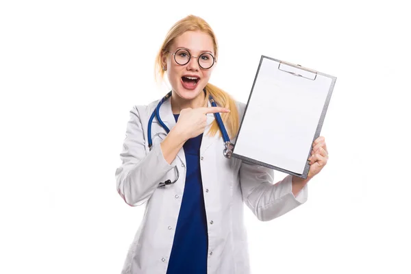 Jovem Médica Excitada Segurando Prancheta Com Papel Branco — Fotografia de Stock