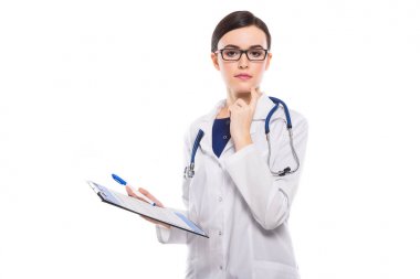 Kameraya bakarak pano ile genç kadın doktor