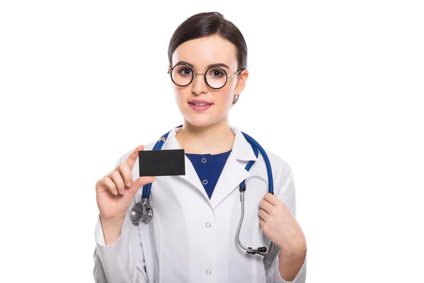 Jovem Médica Com Estetoscópio Segurando Cartão Visita Branco — Fotografia de Stock