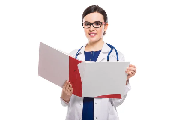 Jovem Médica Examinando Documentos Isolados Fundo Branco — Fotografia de Stock