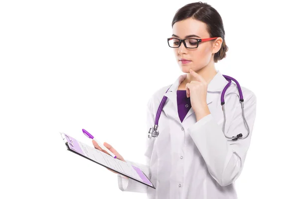 Jovem Médico Feminino Pensativo Com Área Transferência Isolada Fundo Branco — Fotografia de Stock