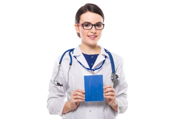 年轻女医生用听诊器显示空白徽章 — 图库照片