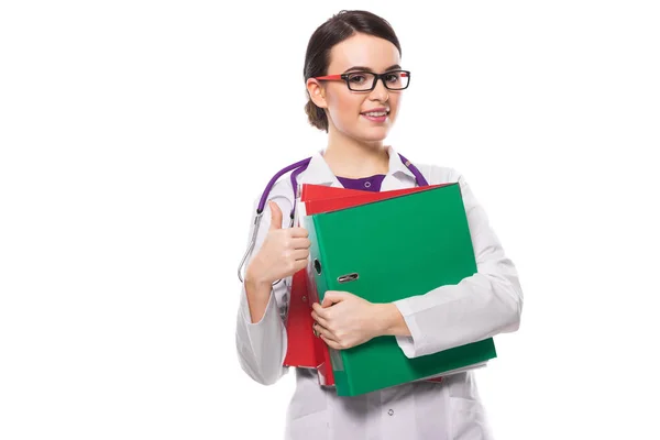 Junge Selbstbewusste Ärztin Hält Aktenordner Hoch Und Zeigt Daumen Hoch — Stockfoto