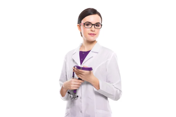 Genç Kadın Doktor Stetoskop Elinde Tutan Kameraya Seyir Stetoskop Ile — Stok fotoğraf