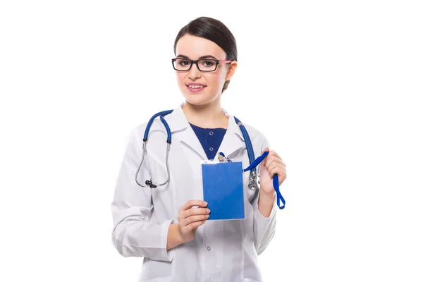 Jovem Médica Com Estetoscópio Mostrando Crachá Branco — Fotografia de Stock