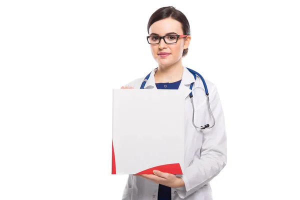 Jovem Médica Segurando Cartão Branco Olhando Para Câmera — Fotografia de Stock