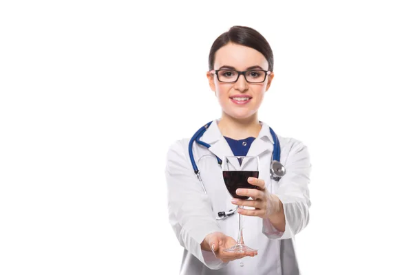 Junge Ärztin Mit Stethoskop Gibt Glas Rotwein Auf Weißem Hintergrund — Stockfoto