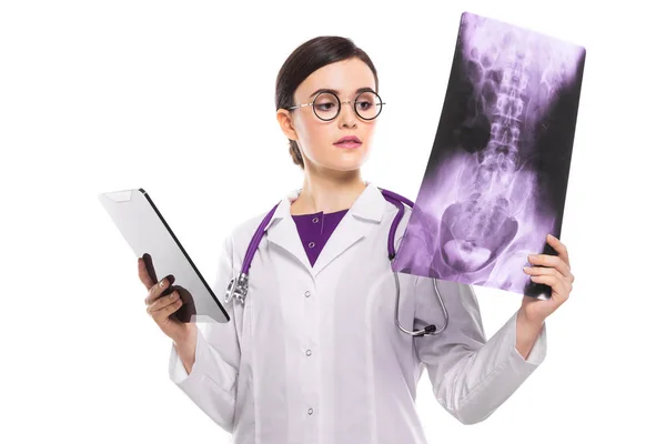 Işını Dijital Tablet Elinde Stetoskop Ile Genç Kadın Doktor — Stok fotoğraf