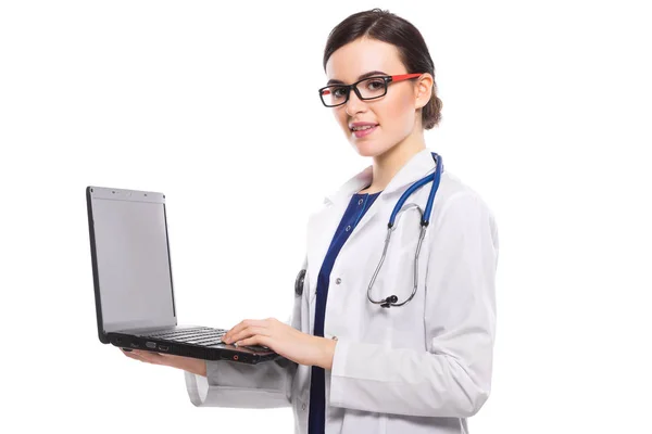Junge Ärztin Hält Laptop Isoliert Auf Weißem Hintergrund — Stockfoto