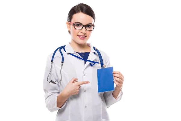 Genç Kadın Doktor Stetoskop Gösteren Boş Rozeti Ile — Stok fotoğraf