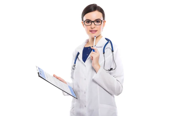 年轻女医生持有剪贴板和钢笔隔离在白色背景上 — 图库照片