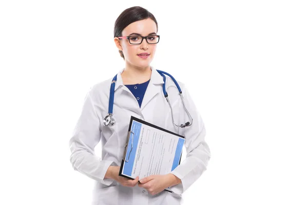 Giovane Medico Donna Con Stetoscopio Che Tiene Appunti Con Documento — Foto Stock