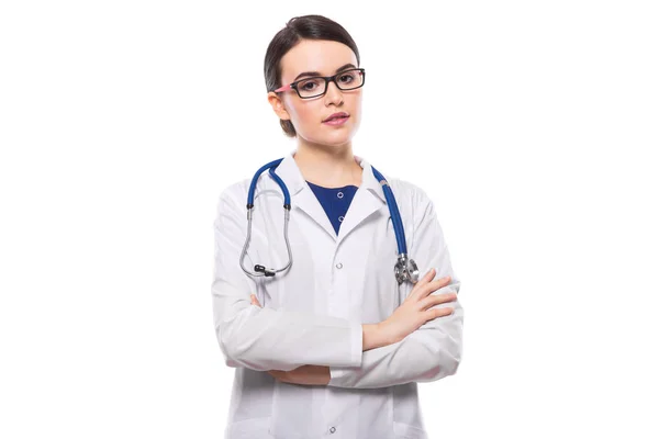 Giovane Medico Donna Con Stetoscopio Piedi Con Braccia Incrociate Guardando — Foto Stock