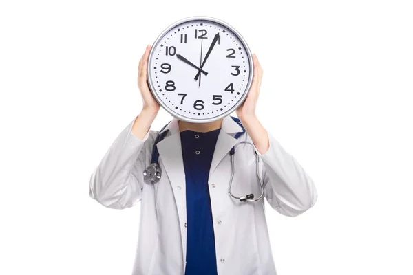 Junge Ärztin Hält Uhr Isoliert Auf Weißem Hintergrund — Stockfoto