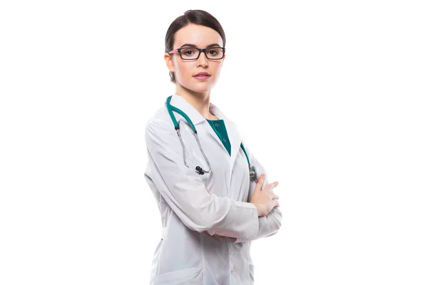 Νεαρή Γυναίκα Γιατρός Στηθοσκόπιο Στέκεται Χέρια Σταυρωμένα Και Βλέπουν Φωτογραφική — Φωτογραφία Αρχείου