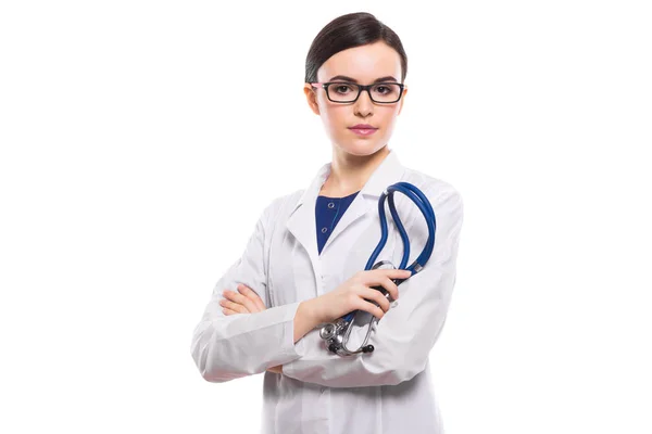 Jovem Médica Com Estetoscópio Segurando Estetoscópio Mão Olhando Para Câmera — Fotografia de Stock