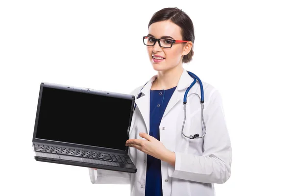 Junge Ärztin Hält Laptop Isoliert Auf Weißem Hintergrund — Stockfoto