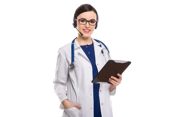 Νεαρή Γυναίκα Γιατρό Στα Ακουστικά Κρατώντας Tablet Λευκό Φόντο — Φωτογραφία Αρχείου