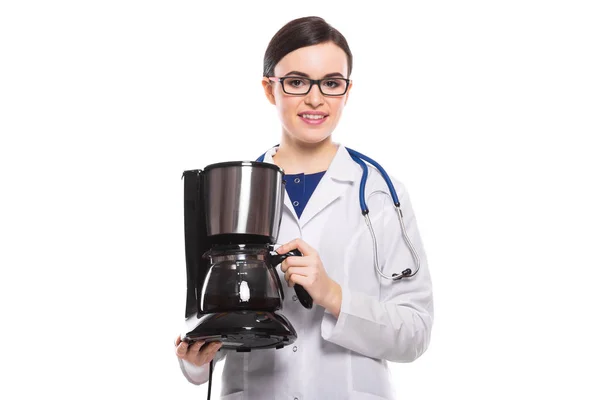 Νεαρή Γυναίκα Γιατρός Στηθοσκόπιο Κρατώντας Καφετιέρα — Φωτογραφία Αρχείου