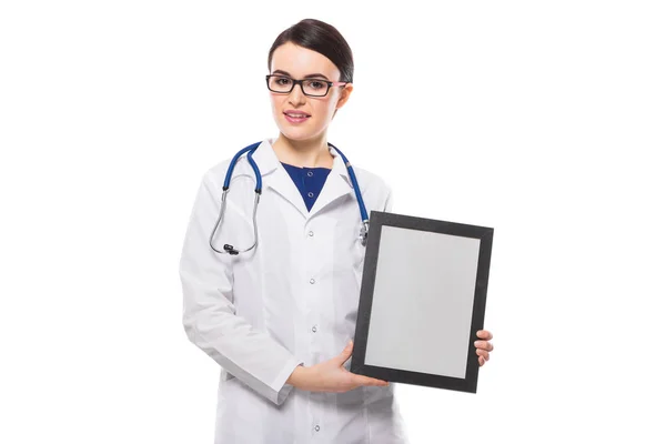 Jovem Médico Feminino Confiante Segurando Quadro Branco — Fotografia de Stock