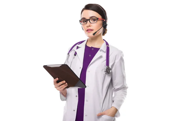 年轻女医生在耳机持有平板电脑在白色背景下 — 图库照片
