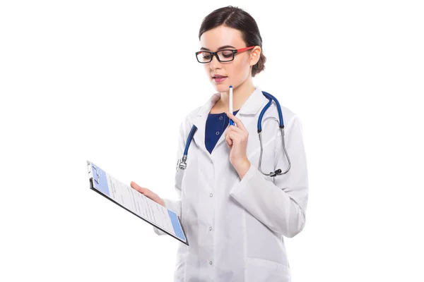 Jovem Médica Segurando Prancheta Caneta Isolada Fundo Branco — Fotografia de Stock