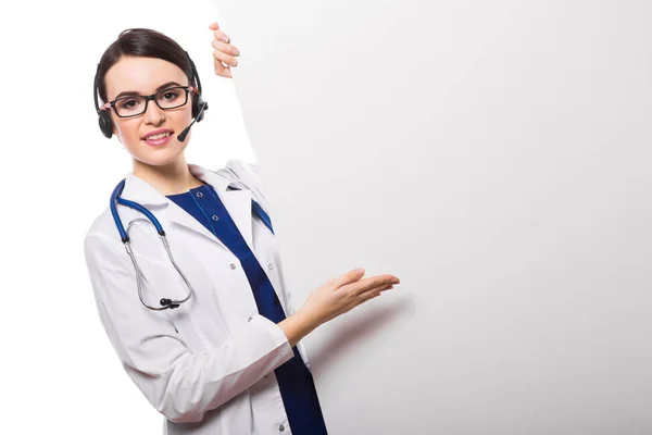 Unga Kvinnliga Läkare Headset Med Tom Affisch — Stockfoto